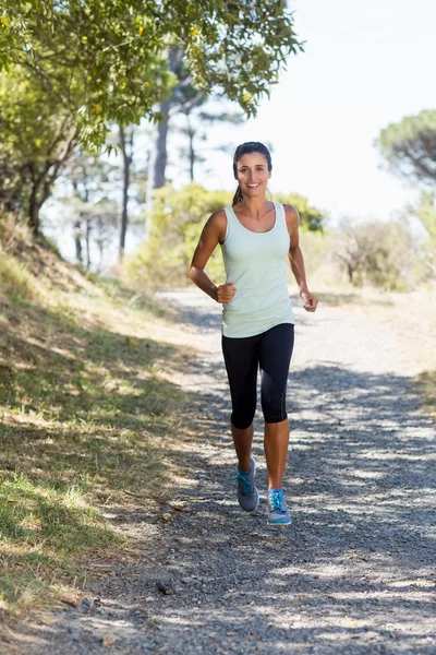 Mujer sonriendo y corriendo — Foto de Stock