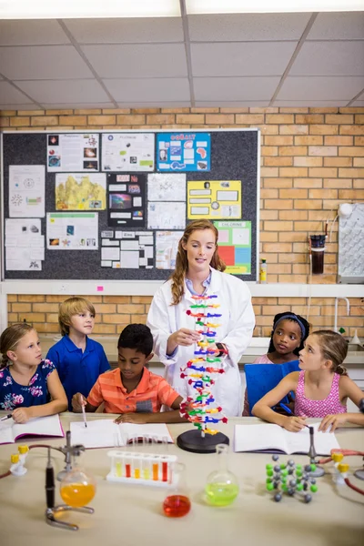 Teacher giving lesson to her students — Stock Photo, Image