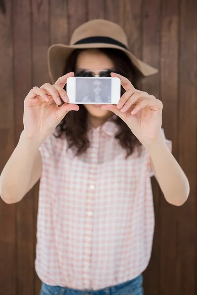 Hipster mujer tomando una foto — Foto de Stock