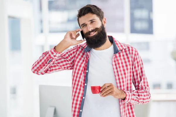 Hipster die iemand belt — Stockfoto