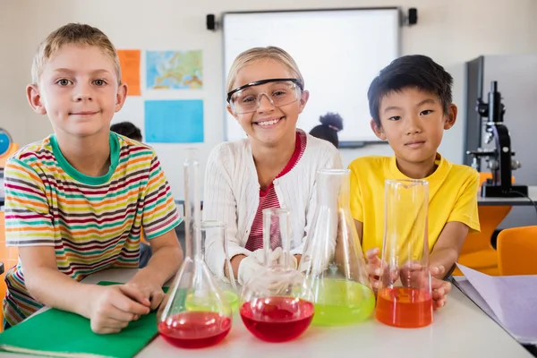 Schüler im Naturkundeunterricht — Stockfoto