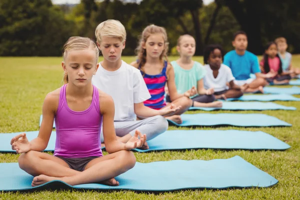 Grupo de niños haciendo yoga —  Fotos de Stock
