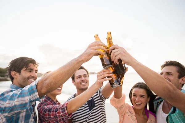Friends cheering with beer — Stock Photo, Image
