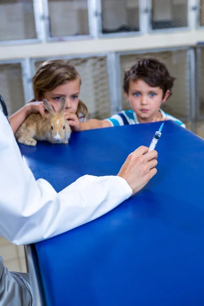 Deux enfants regardant la seringue — Photo