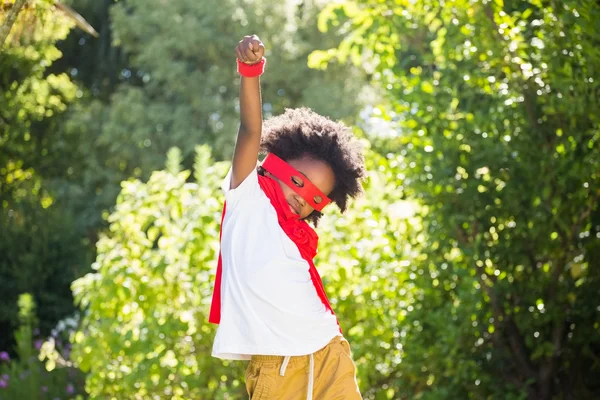 Menino vestido de super-herói em um parque — Fotografia de Stock