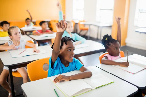 Leerlingen genieten van studeren — Stockfoto