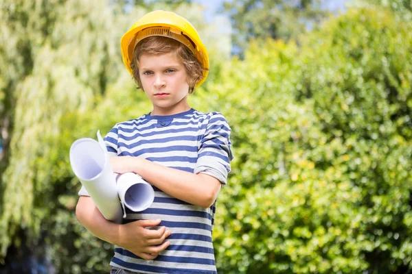 Ritratto di ragazzo serio che finge di essere un lavoratore — Foto Stock