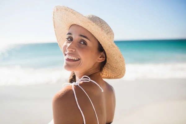 Gelukkige vrouw die zich voordeed op het strand — Stockfoto