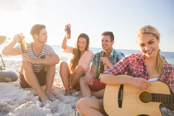 Friends playing the guitar — Stock Photo, Image