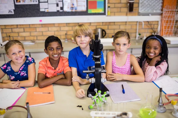 Niños posando con microscopio —  Fotos de Stock