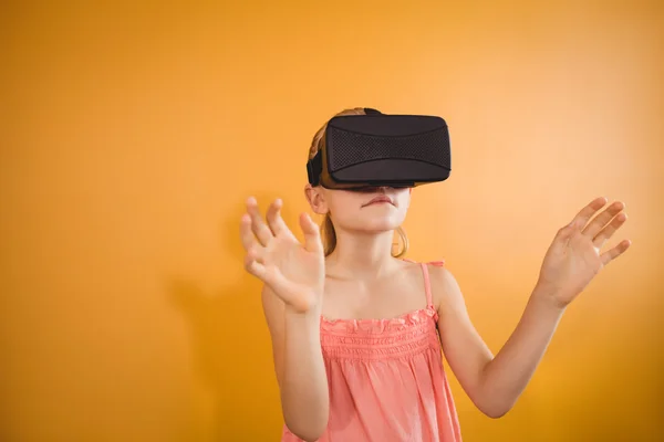 Menina vestindo óculos de realidade virtual — Fotografia de Stock