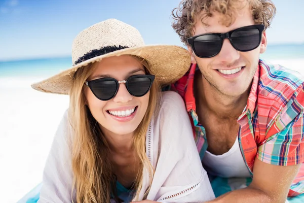 Portrait of couple posing at the beach — Stock Photo, Image