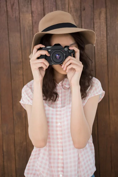 Hipster-Frau macht ein Foto — Stockfoto