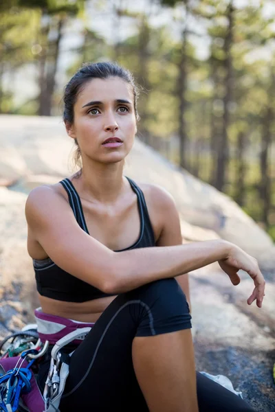 Donna seduta e in posa con attrezzatura da arrampicata — Foto Stock