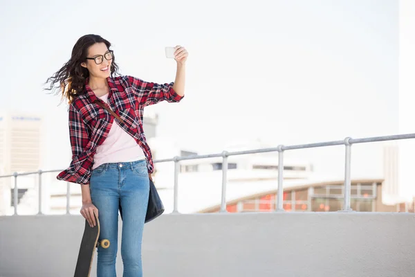 Hipster με skateboard λήψη φωτογραφιών — Φωτογραφία Αρχείου