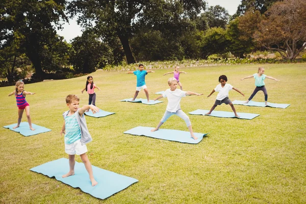 Çocuk yoga yaparken grup — Stok fotoğraf