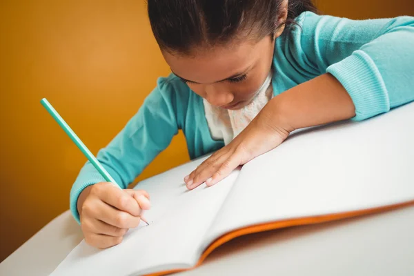 Mädchen schreibt in ihr Notizbuch — Stockfoto