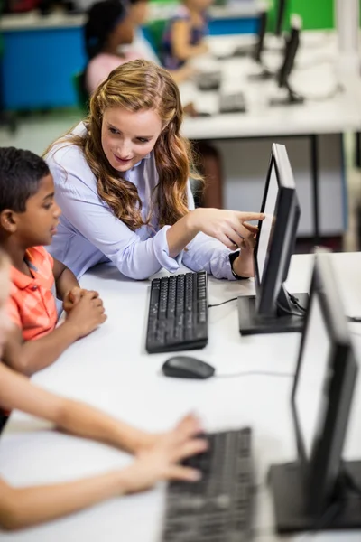 Lärare ger lektion till hennes studenter med teknik — Stockfoto