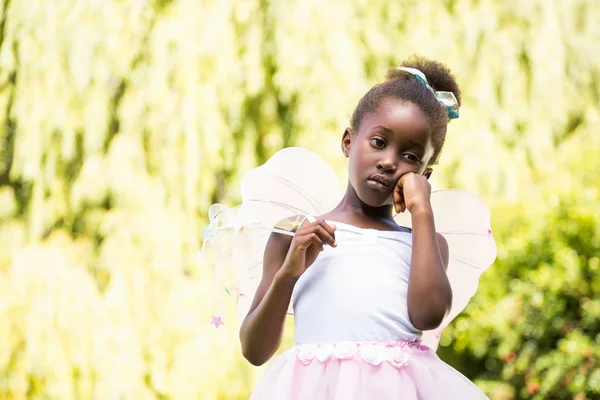 Menina bonito de raça mista posando e vestindo um vestido de fada — Fotografia de Stock