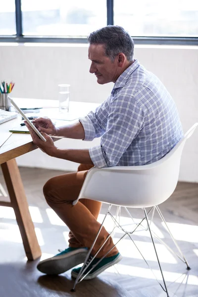 Profilansicht eines Geschäftsmannes, der an einem digitalen Tablet arbeitet — Stockfoto