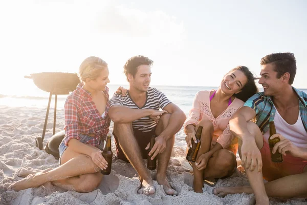 Lächelnde Freunde mit Bier — Stockfoto