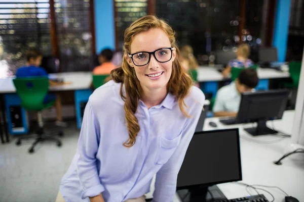 Teacher posing on her desk — Stock Photo, Image