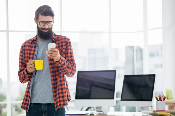 Hipster en utilisant un smartphone et boire du café — Photo
