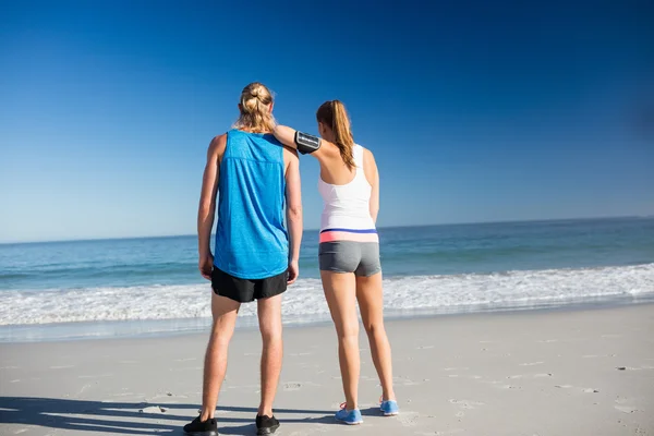 Des amis regardant la mer — Photo