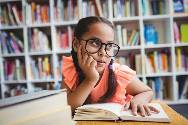 Liten flicka läser en bok — Stockfoto