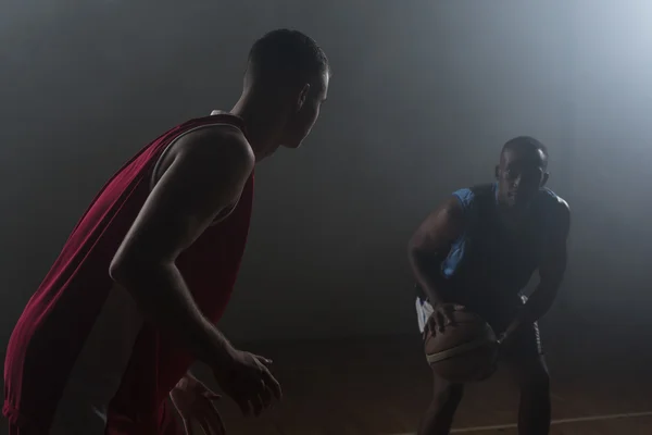 Dos jugadores de baloncesto — Foto de Stock