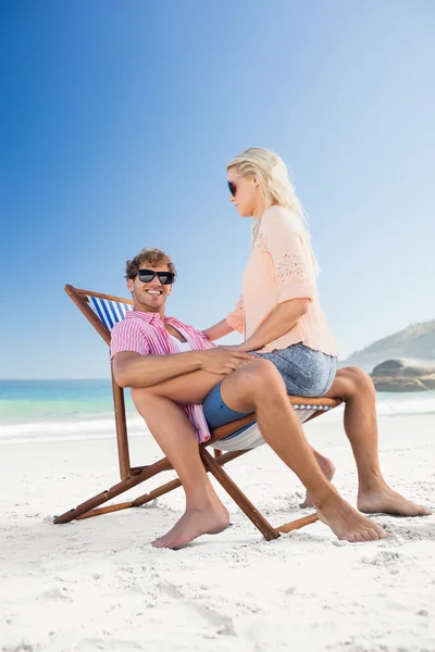 Joyeux couple allongé sur la plage — Photo