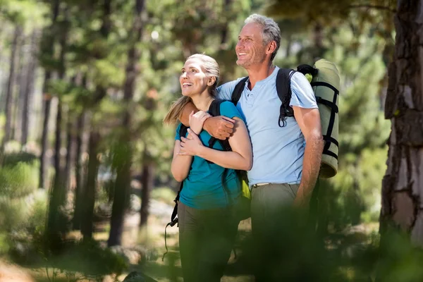 Couple souriant et se tenant l'un l'autre — Photo