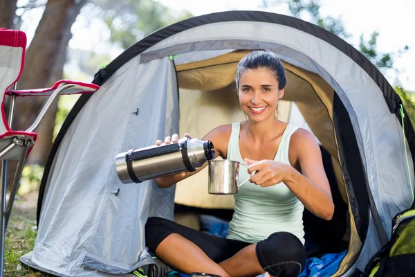 Femme souriante et prenant un verre — Photo