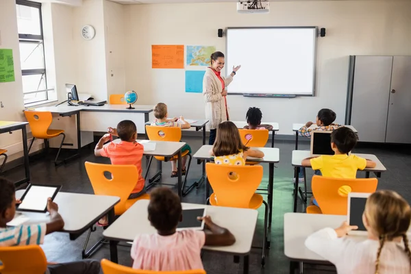 Professora dando lição aos seus alunos — Fotografia de Stock