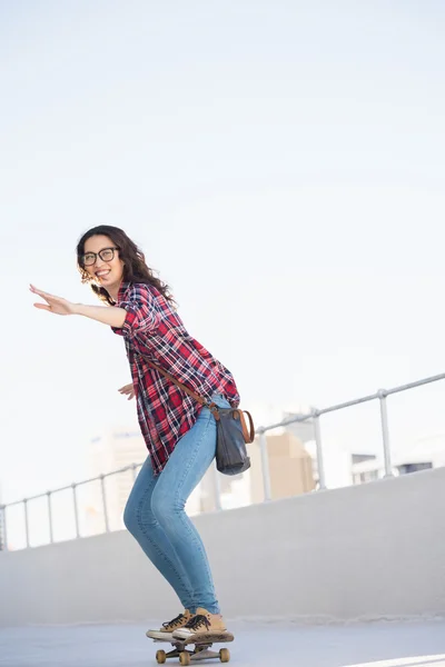 Hipster körning med skateboard — Stockfoto