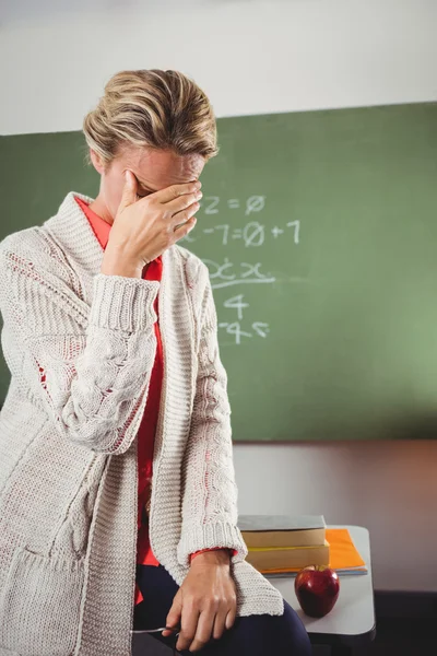 Δάσκαλος κλαίει μπροστά από το μαυροπίνακα — Φωτογραφία Αρχείου