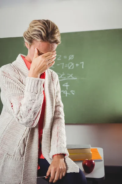 Lehrerin weint vor Tafel — Stockfoto