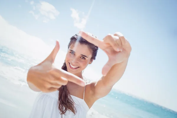 Retrato de mulher sorridente na praia — Fotografia de Stock