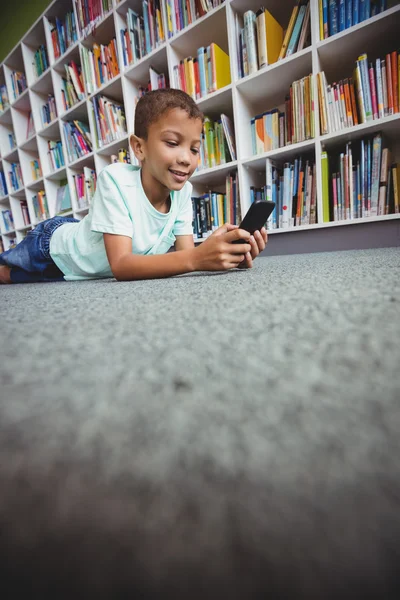 Kleine jongen met een smartphone — Stockfoto