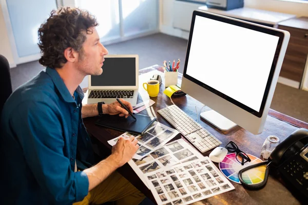 Fotograaf op zijn computer — Stockfoto