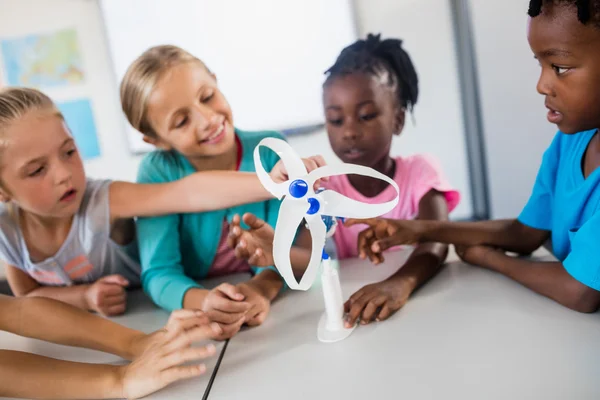 Elèves touchant un modèle d'éolienne — Photo