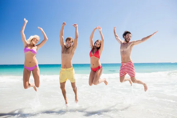 Retrato de amigos posando en la playa —  Fotos de Stock