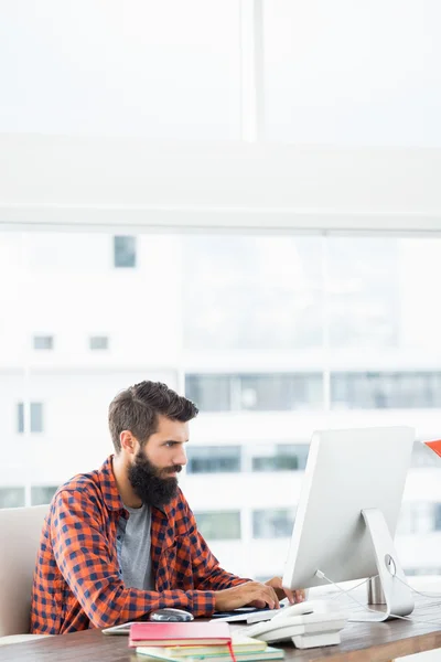 Un hipster sta lavorando al suo computer — Foto Stock