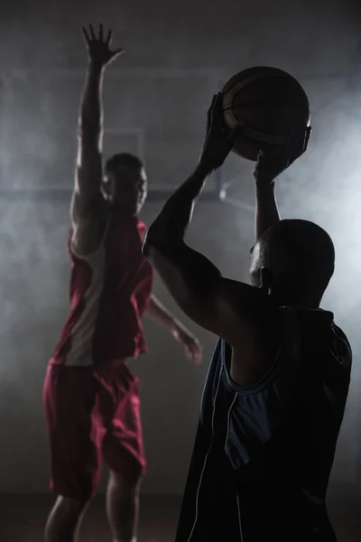 Potret dua orang bermain basket — Stok Foto