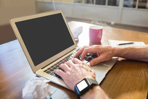 Affärsman som arbetar med en dator — Stockfoto
