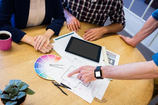 Geschäftsleute arbeiten gemeinsam am Schreibtisch — Stockfoto