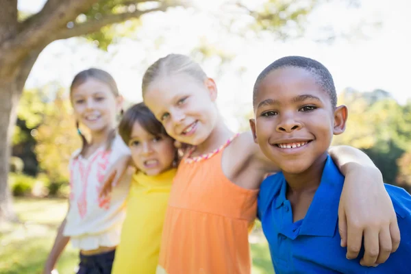 Leuke kinderen spelen met bubbels — Stockfoto