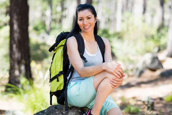 Mujer sonriendo y posando —  Fotos de Stock