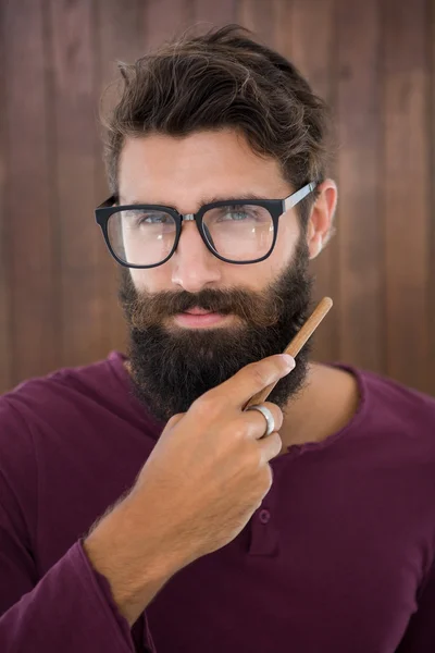 Hipster-Mann macht seinen Bart — Stockfoto