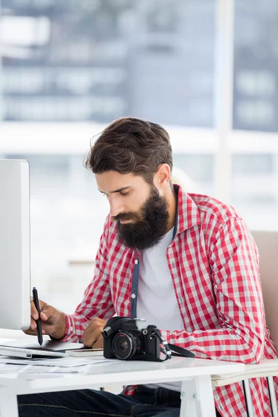 Hipster homme écrit sur son bureau — Photo